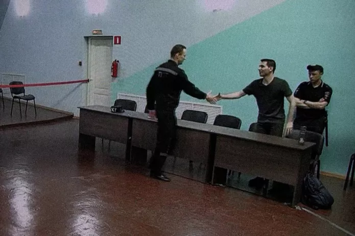 Alexei Navalny shaking Daniel Kholodny’s hand during a court hearing of the Moscow City Court at the IK-6 penal colony in Melekhovo, Russia / Photo: Mediazona