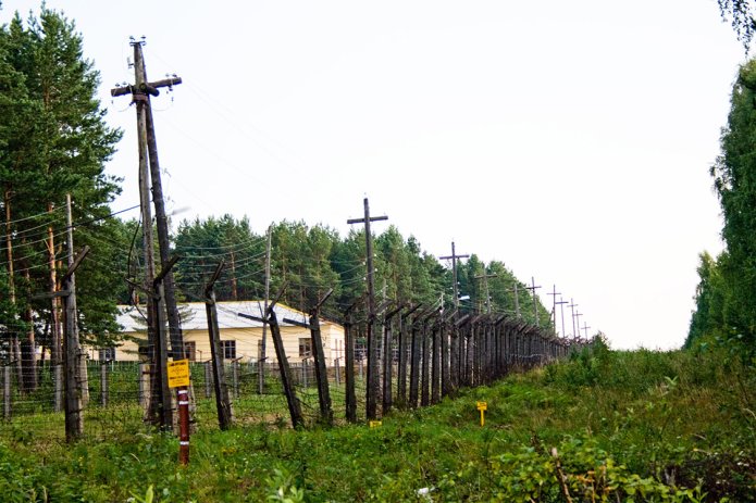 <em>Barbed wire fence at the «border» of the closed city of Ozersk, 2007 / Photo: Alla Slapovskaya and Alisa Nikulina, Ecodefense, Heinrich Boell Stiftung Russia</em>