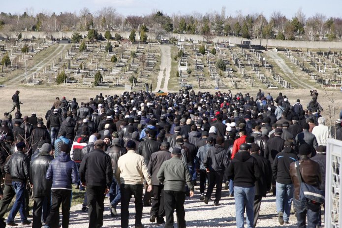 Funeral of Reshat Ametov, a Crimean Tatar political activist. He was kidnapped and murdered in March 2014. Simferopol city cemetery «Abdal», 18 March 2014. / Source: Crimea.Realities (RFE/RL)