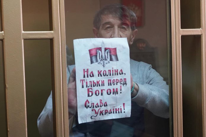 Oleh Prykhodko holding a protest sign at the Southern District Military Court in Rostov-on-Don, 9 June 2020 / Photo: Crimean Solidarity.