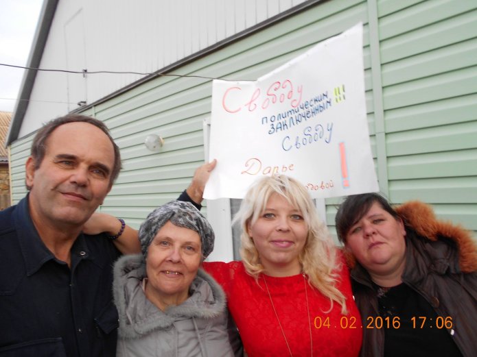 Дарья Полюдова дома у родителей перед поездкой в колонию / Фото со страницы Дарьи в фейсбуке