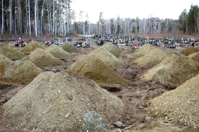 <em>Кладбище «Березовая роща» в Озерске, 2007 год / Фото: Алла Слаповская и Алиса Никулина, «Экозащита», Фонда Г. Бёлля</em>