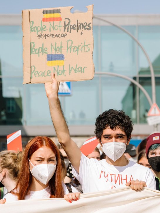 Полина Олейникова и Аршак Макичян на акции протеста в Берлине / Фото: Marie Jacquemin