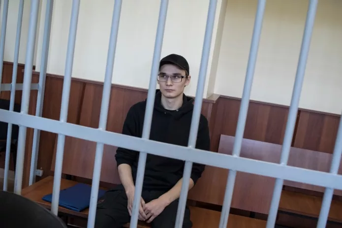 Азат Мифтахов на суде по продлению ареста, июнь 2019 года / Фото:  <a href="https://novayagazeta.ru/articles/2019/06/07/80810-dissertatsiyu-pisat-budet-v-sizo" target="_blank">Виктория Одиссонова для «Новой газеты»</a>