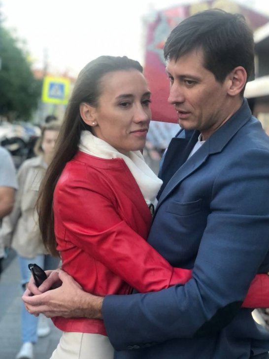 Дмитрий и Лера Гудковы после допроса и заседания в Тверском суде, 3 июня 2021 года / Фото из телеграм-канала Дмитрия Гудкова