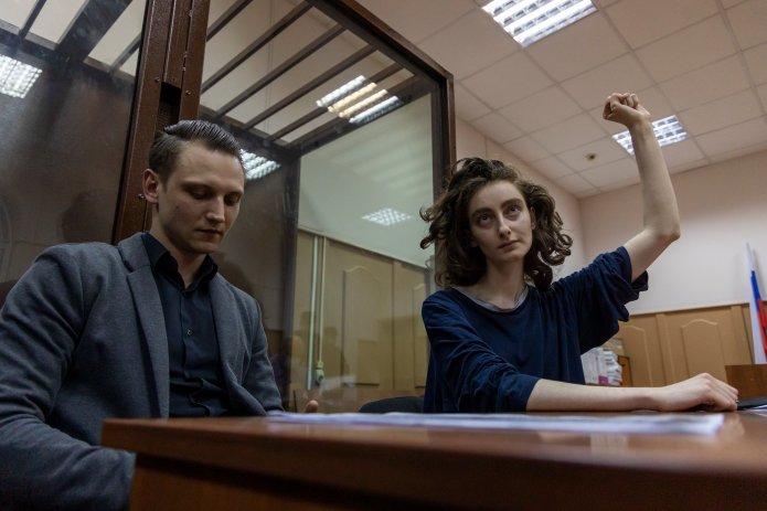 Дмитрий Захватов со своей подзащитной редакторкой DOXA Аллой Гутниковой, 14 апреля 2021 года / Фото: Арден Аркман для «Новой газеты»