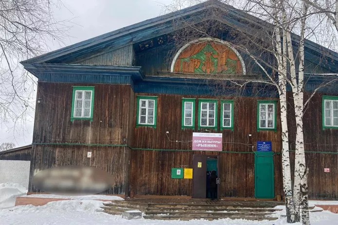 Inscription on the wall of “Rybnik” Cultural Center, blurred by the MIA / Photo: press office of MIA Tomsk regional department