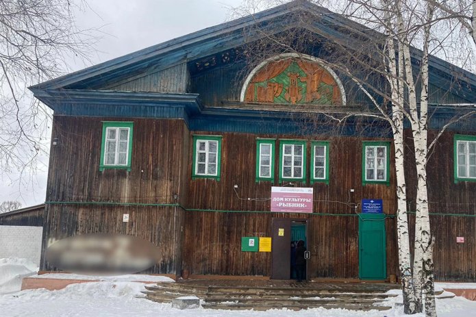 Надпись на стене ДК «Рыбник» заблюренная пресс-службой МВД / Фото: пресс-служба УМВД по Томской области