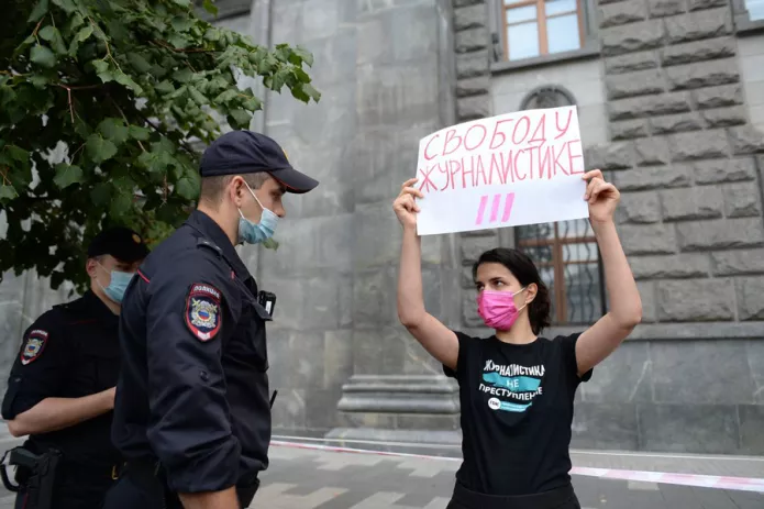 Журналистка Фарида Рустамова в пикете напротив здания ФСБ. Москва, 21 августа 2021 год / Фото: Денис Каминев для «Дождя»