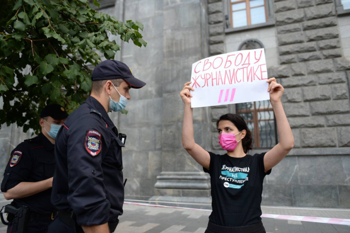 Журналистка Фарида Рустамова в пикете напротив здания ФСБ. Москва, 21 августа 2021 год / Фото: Денис Каминев для «Дождя»