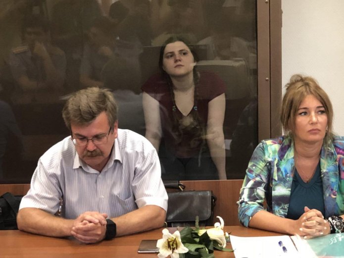 Слева направо: адвокат Николай Фомин, Анна Павликова и адвокат Ольга Карлова / Фото: Максим Литаврин для «Медиазоны»