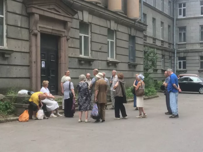 Активисты на фоне здания ВНИИБ, лето 2025 / Фото: Группа ВКонтакте «Здание ВНИИБ на пл Мужества — спасем!»