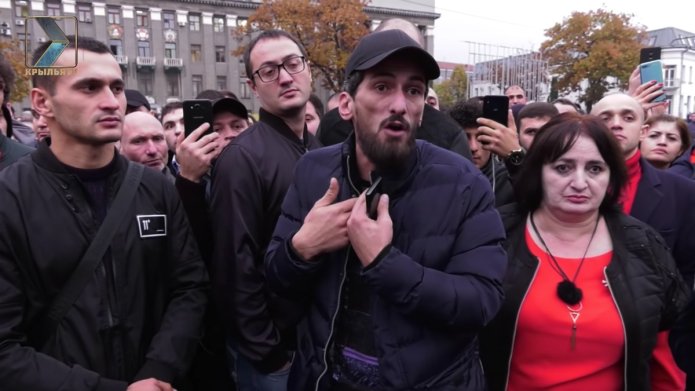 Вадим Чельдиев на митинге против завода «Электроцинк». 22 октября 2018 год / Кадр из видео КРЫЛЬЯ TV