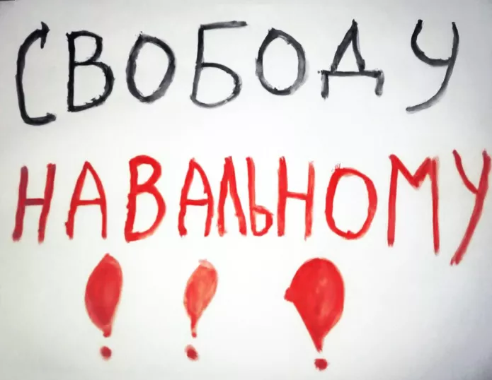 Плакат, с которым Владимира задержали полицейские / Фото предоставлено Костюковичем