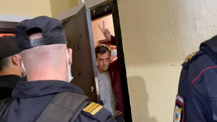 Роман Доброхотов во время обыска в его квартире 28 июля 2021 года / Фото: The Insider