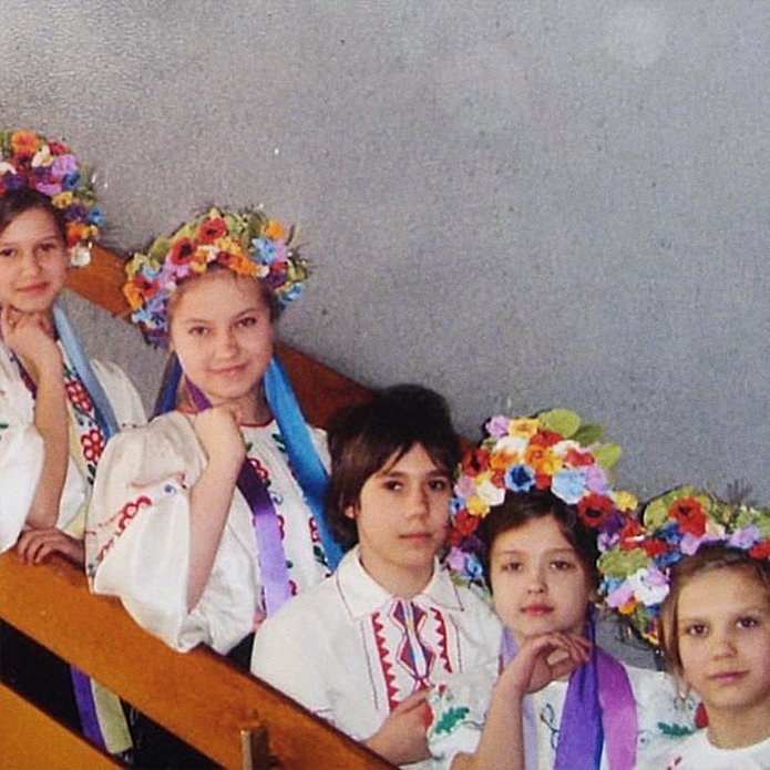 Игорь Левченко (в центре) в возрасте 9 лет, участник вокального ансамбля «Мрія» / Фото из личных соцсетей