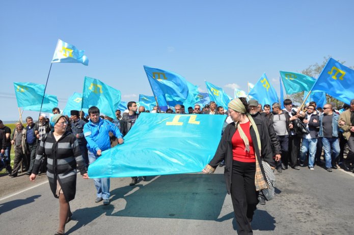 A procession of Crimean Tatars on the road to the Russian border checkpoint in Armyansk, 3 May 2014 / Photo: Crimea.Realities (RFE/RL)