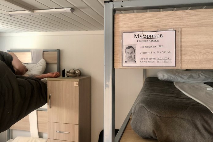 По словам Григория, на бейджике на его кровати в УФИЦ перепутана дата окончания срока — вместо 2023 года указан 2024, на личном удостоверении была та же опечатка. Григорий указал на ошибку сотрудникам УФИЦ, но те ответили, что исправлять не будут и «вообще это никому не интересно» / Фото: Григорий Мумриков