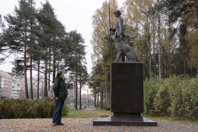 Tatyana Levicheva in front of the monument to military dog handlers and working dogs installed on the site of the former NKVD working dog breeding school in Sosnovka Park in St. Petersburg / Photo: Ksenia Maximova for OVD-Info