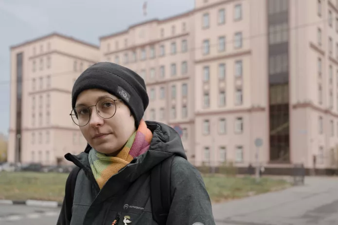 Татьяна Левичева перед Выборгским районным судом Санкт-Петербурга / Фото: Ксения Максимова для ОВД-Инфо