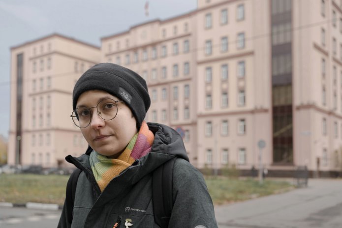Татьяна Левичева перед Выборгским районным судом Санкт-Петербурга / Фото: Ксения Максимова для ОВД-Инфо