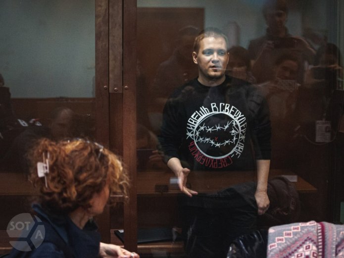 Дмитрий Иванов с адвокатом Марией Эйсмонт в Тимирязевском районном суде Москвы, 18 января 2023 года. На Дмитрии — толстовка в поддержку фигурантов «Тюменского дела» / Фото: Антонина Фаворская, SOTAvision