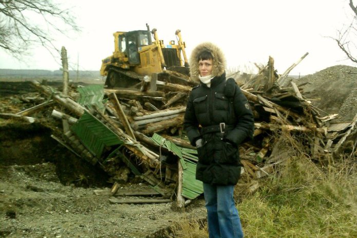 <em>Nadezhda Kutepova during the demolition of the last houses in the village of Muslyumovo, 2011 / Photo courtesy of Nadezhda Kutepova</em>