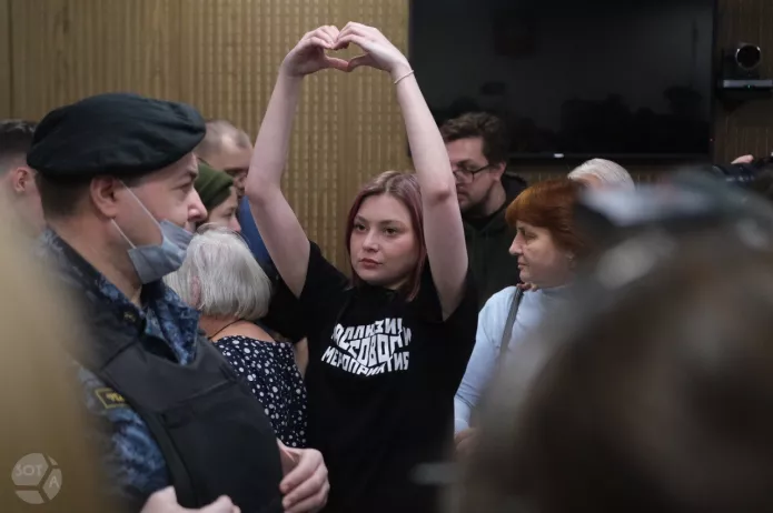 Александра Попова во время оглашения 7-летнего приговора Артему Камардину в Тверском суде Москвы, 28 декабря 2023 года. Александру <a href="https://mekodxpr-bsccljbcrq-ez.a.run.app/express-news/2023/12/28/figurantov-mayakovskogo-dela-artema-kamardina-i-egora-shtovbu-prigovorili-k">выволокли</a> из зала суда после того, как она крикнула «Позор!» и позднее <a href="https://mekodxpr-bsccljbcrq-ez.a.run.app/express-news/2023/12/28/okolo-desyati-chelovek-zaderzhali-vozle-suda-posle-oglasheniya-prigovora-po">задержали</a> у здания суда вместе с другими собравшимися и журналистами / Фото: SOTAvision