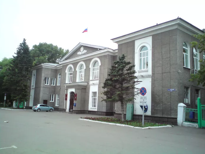 Здание администрации города, рядом с которым Денис стоял с пикетом / Фото: Wikipedia