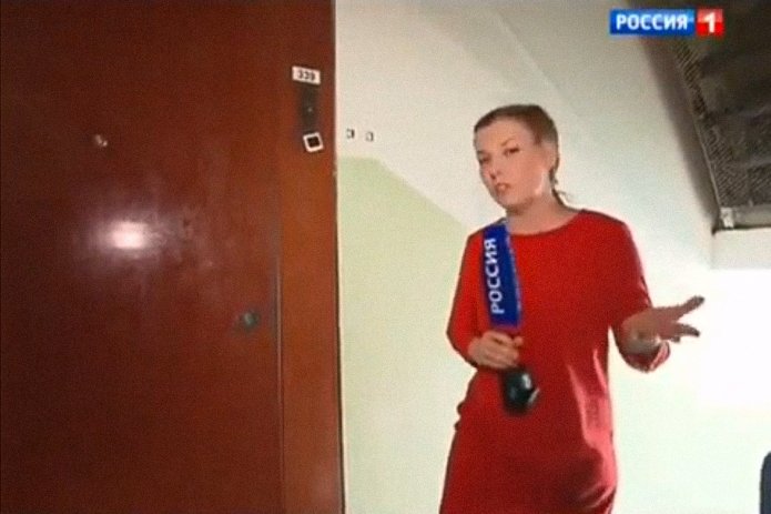 <em>Ольга Скабеева у квартиры Надежды Кутеповой, 2015 год / Скриншот эфира «Россия 1»</em>