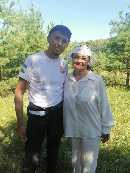 <em>Альфинур Рахматуллина с Фаилем Алсыновым на ежегодном сборе защитников шихана Куштау, 20 августа 2022 года / Фото: социальные сети Альфинур Рахматуллиной</em>