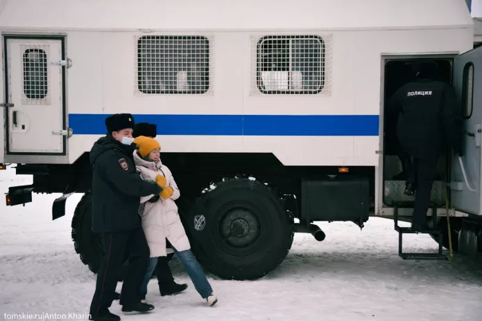 Detention of Anna Chagina at an anti-war rally in Tomsk, 6 March 2022 / Photo: Anton Kharin, tomskie.ru