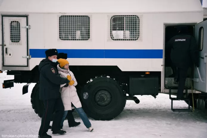 Задержание Анны Чагиной на антивоенном митинге в Томске, 6 марта 2022 года / Фото: Антон Харин, паблик «Томские.ру»