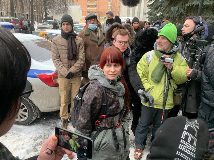 Подсудимая Елена Горбань перед Головинским районным судом / Фото: Медиазона