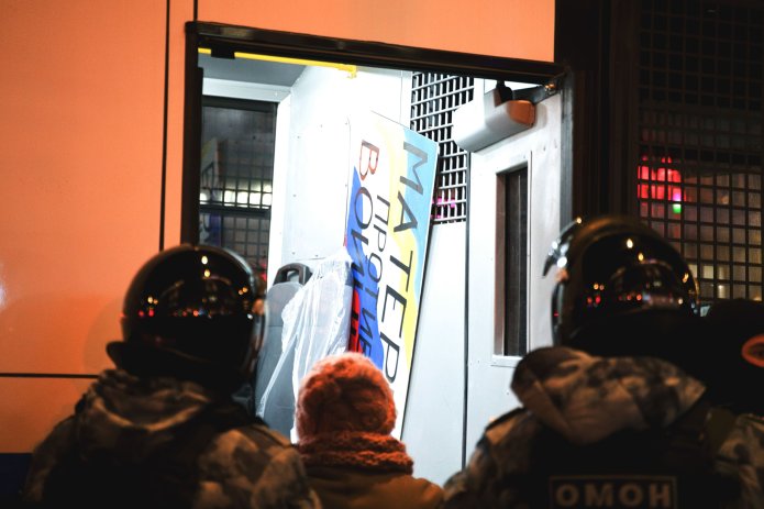 Ирину Боганцеву ведут в автозак, Москва, 24 февраля 2022 год / Фото: Наталия Буданцева