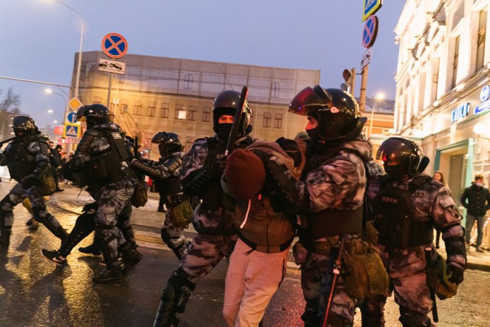 Задержание протестующего рядом с Трубной площадью, Москва, 23 января 2021 года / Фото: Наталия Буданцева для ОВД-Инфо