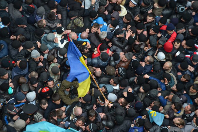 A rally having turned into confrontation between Crimean Tatar and pro-Russian activists near the walls of the Verkhovna Rada of Crimea, 26 February 2014 / Photo: Volodymyr Pritula, Krym. Realities (RFE/RL)