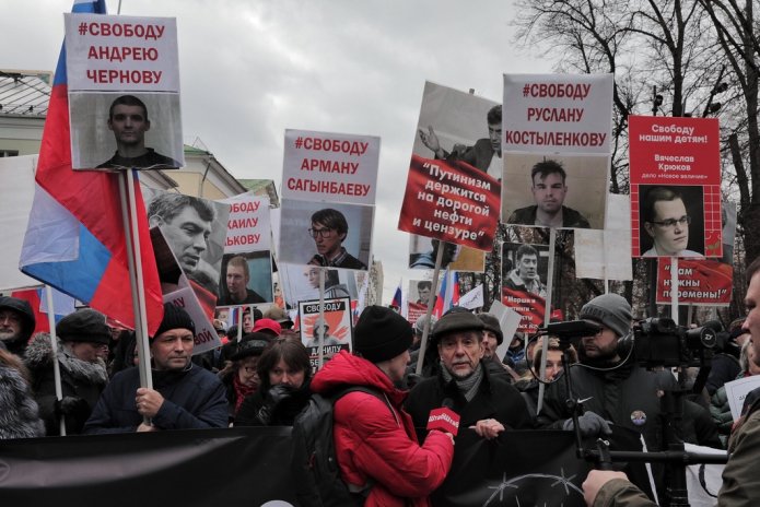 Плакаты в поддержку фигурантов дела «Сети» и «Нового величия» на марше памяти Бориса Немцова / Фото: Влад Докшин, «Новая газета»