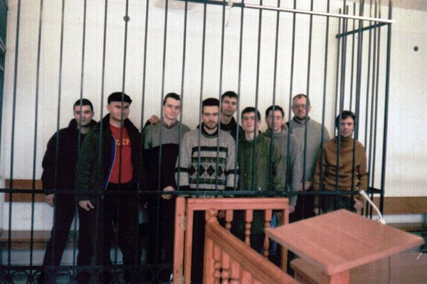 Обвиняемые по делу «одесских комсомольцев» в зале суда. Илья Романов — третий слева / Фото: red-kommuna.narod.ru