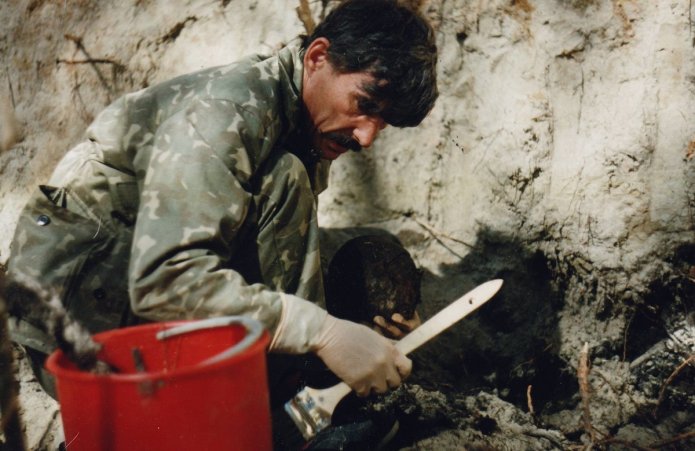Yuri Dmitriev at the dig site in Sandarmokh, Karelia, 1997 / Photo: Veniamin Ioffe
