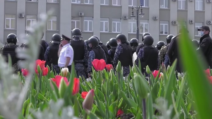 Полицейские на народном сходе 20 апреля 2020 года во Владикавказе / Кадр из видео КРЫЛЬЯ TV