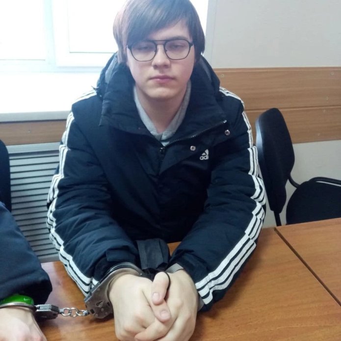 Никита Уваров в суде с наручниками / Фото Анны Уваровой