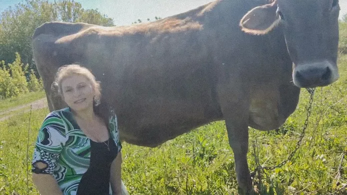 Elena Agafonova proving to critics that she is indeed a dairy farmer / Screenshot: «Контроль Народный Тульская область» Youtube channel