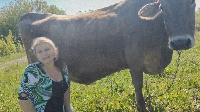 Elena Agafonova proving to critics that she is indeed a dairy farmer / Screenshot: «Контроль Народный Тульская область» Youtube channel
