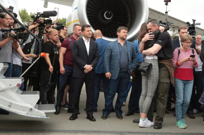 Режисер Олег Сенцов, звільнений в рамках обміну ув’язненими, обіймається з донькою в аеропорту «Бориспіль», Київ, 7 вересня 2019 року. Борт також зустрічав президент України Володимир Зеленський / Фото: Сергій Нужненко (RFE/RL)