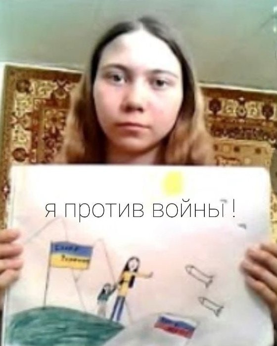 Masha with a drawing, because of which law enforcement agencies paid attention to the family / Photo courtesy of Masha's father