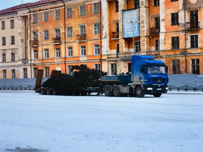 Служба ЖКХ устанавливает новогоднюю елку на главной площади г. Рубцовска, 14 декабря 2023 года / Фото: группа «Типичный Рубцовск, Алтайский край. Барнаул» во «ВКонтакте»