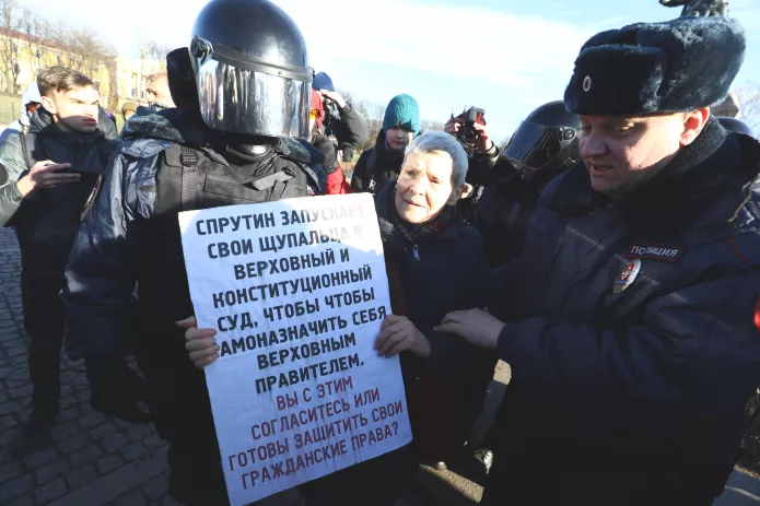 Задержание Валерии Гнусаревой на пикете в Петербурге / Фото: Давид Френкель