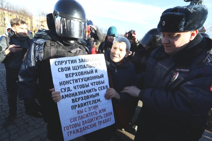 Задержание Валерии Гнусаревой на пикете в Петербурге / Фото: Давид Френкель