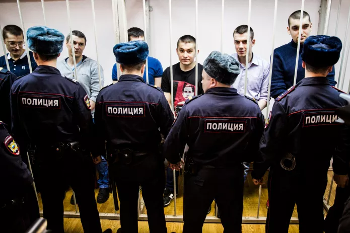 День приговора по «Болотному делу», 21 февраля 2014 год. Слева направо обвиняемые Ярослав Белоусов, Артем Савелов, Андрей Барабанов, Алексей Полихович, Денис Луцкевич, Степан Зимин / Фото: Евгений Фельдман